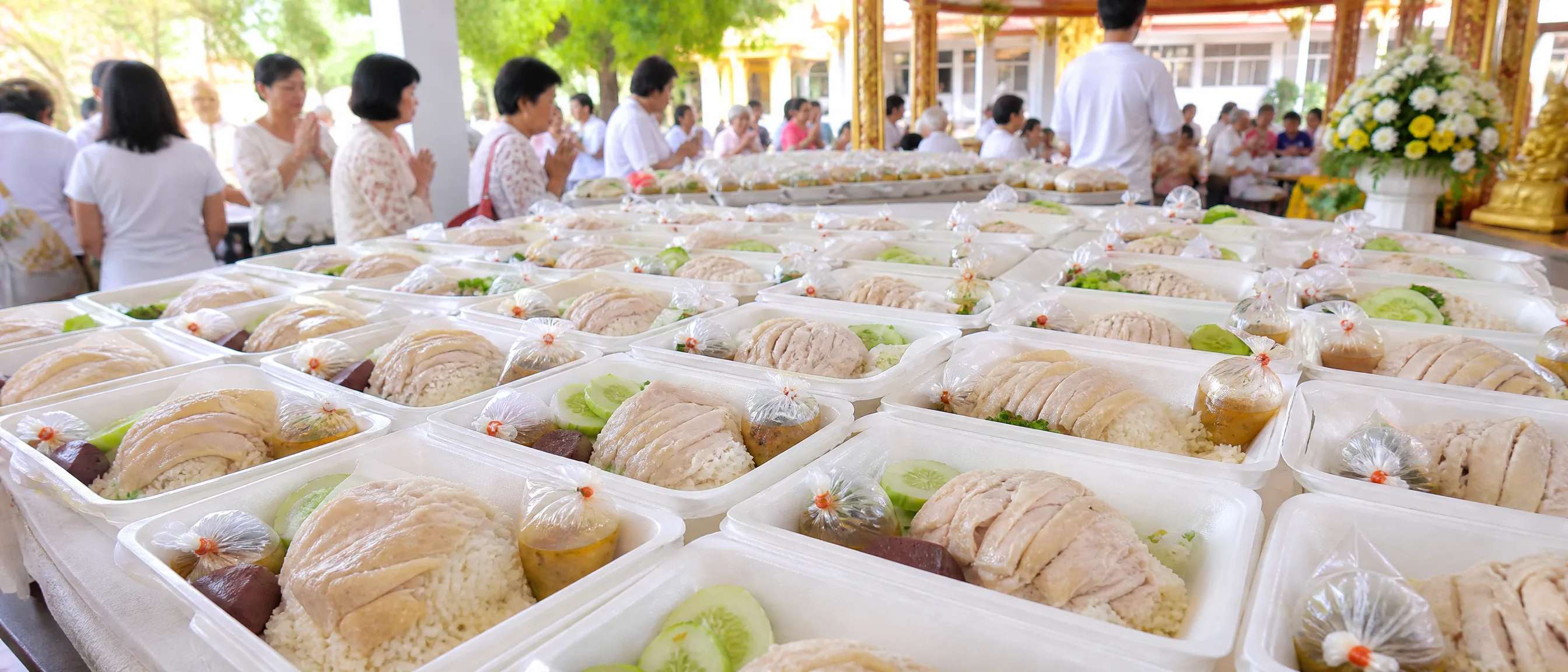 ข้าวกล่องข้าวมันไก่จัดวางสำหรับงานบุญและถวายพระในปทุมธานี